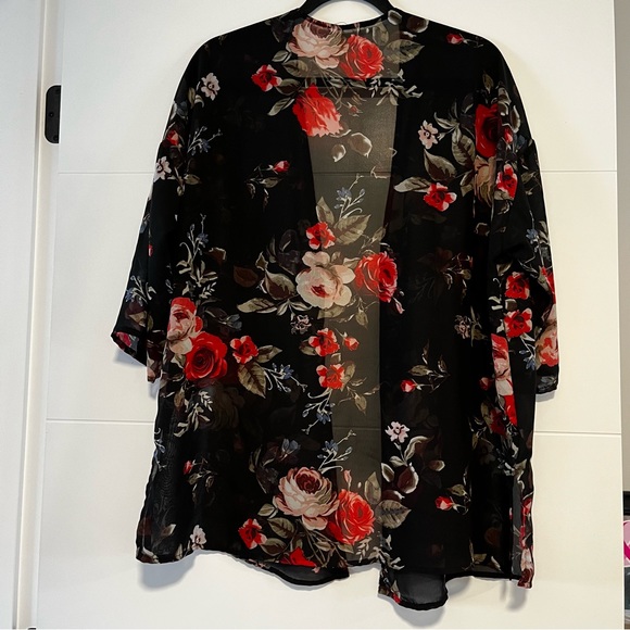 Open Floral Kimono Style Top - Picture 6 of 14